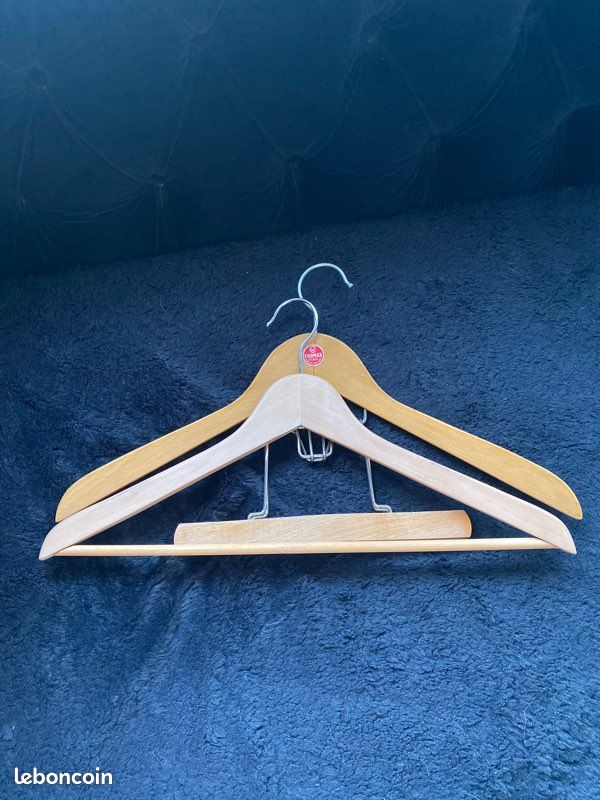 Lot de 2 cintres en bois (image 3)