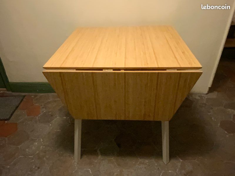 Table de salle à manger/à rabats, marque IKEA modèle PS2012, Designer Jon Karlsson, bambou vernis, pieds blanc, 74/106/138 x80 x H/74, dépliante avec 2 rallonges rabattantes. Très bon état. 50 euros (image 1)