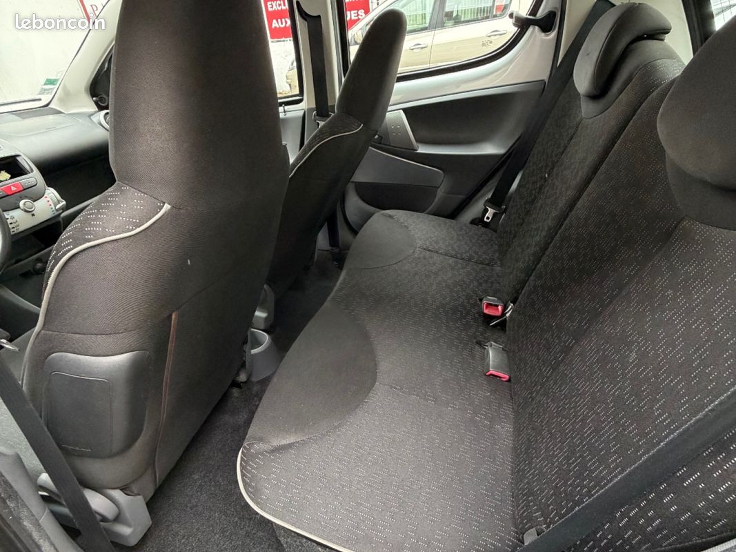 PEUGEOT 107 1.0e 12V 68ch BLUE LION Automatique (image 8)