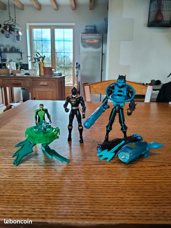 Divers figurines super héros (image 1)