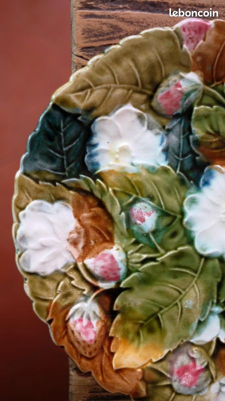 Lot de 2 assiettes en barbotine majolique, motif rose et feuillage - Arts de la table