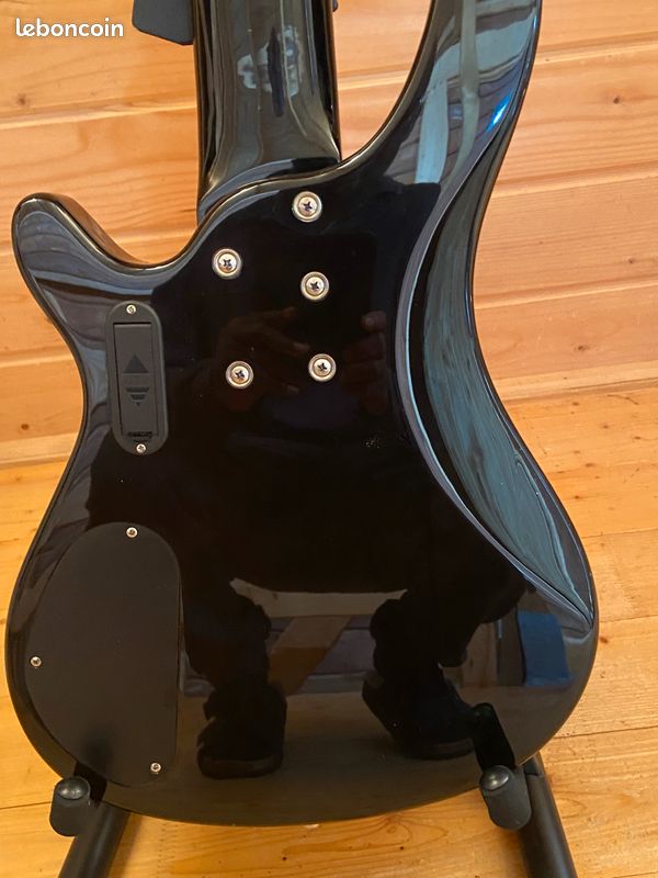 Basse 6 cordes Harley Benton Active (image 2)