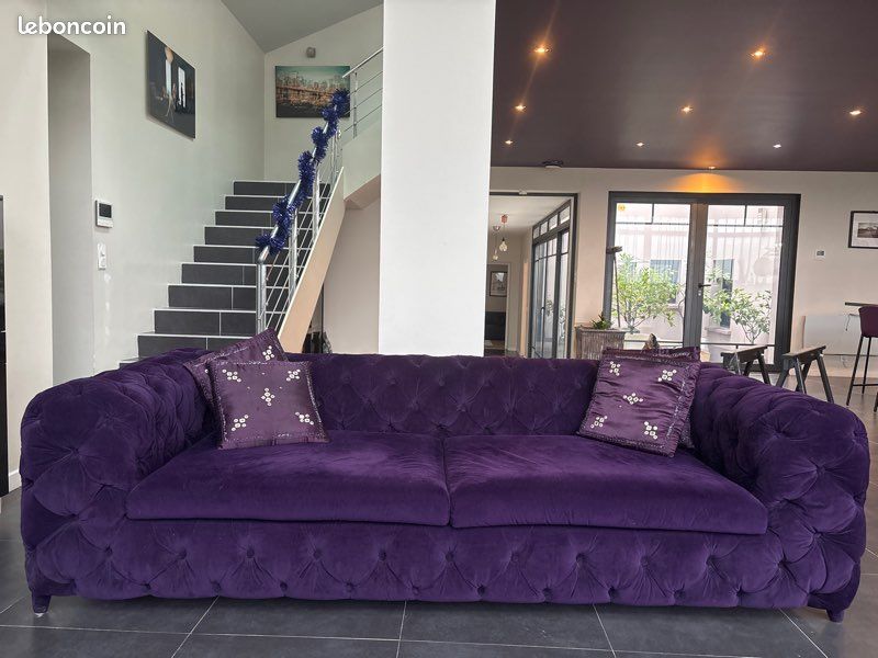 Grand canapé 4 places velours violet design (image 1)