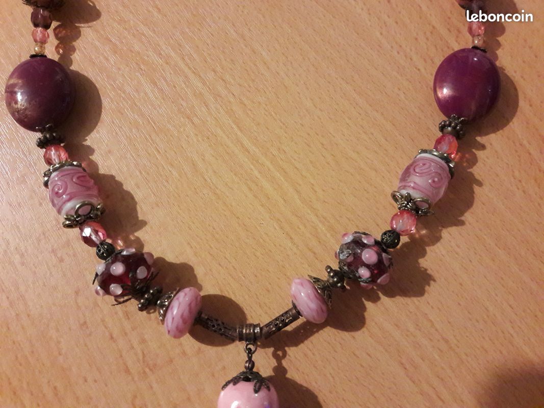 Collier sautoir fleur et perles en verre roses de créatrice (image 3)