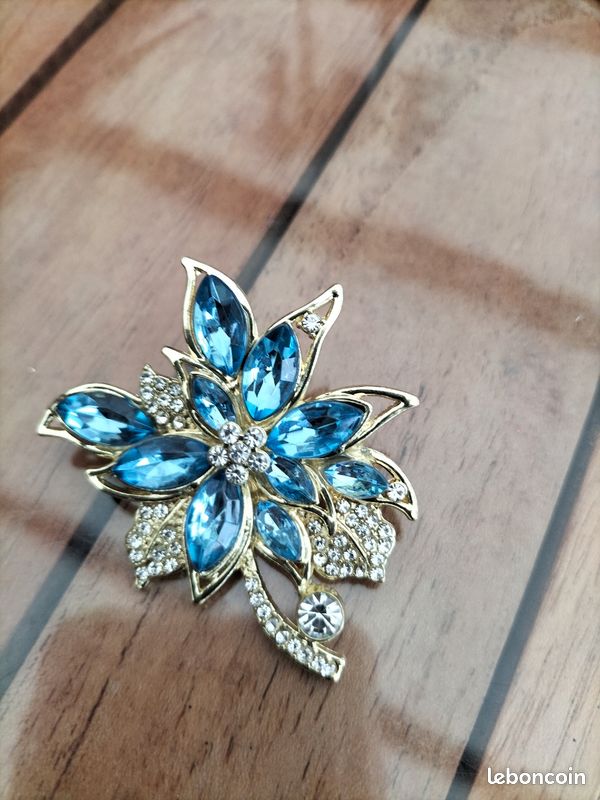 Broche Vintage Fleur Ajourée Doré Blanc Bleu - Neuf Sans Emballage - 5,2cm