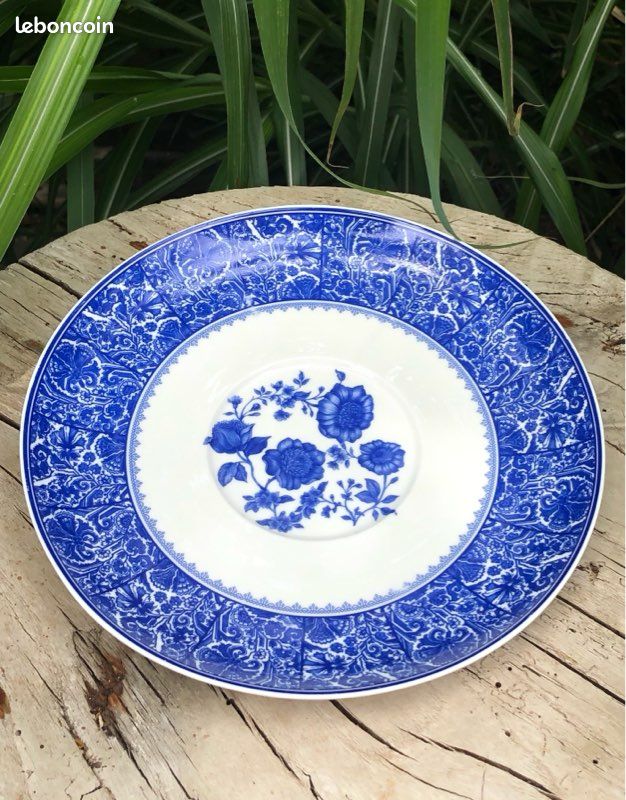 Assiette Zara Home en porcelaine motifs fleurs bleues Arts de la