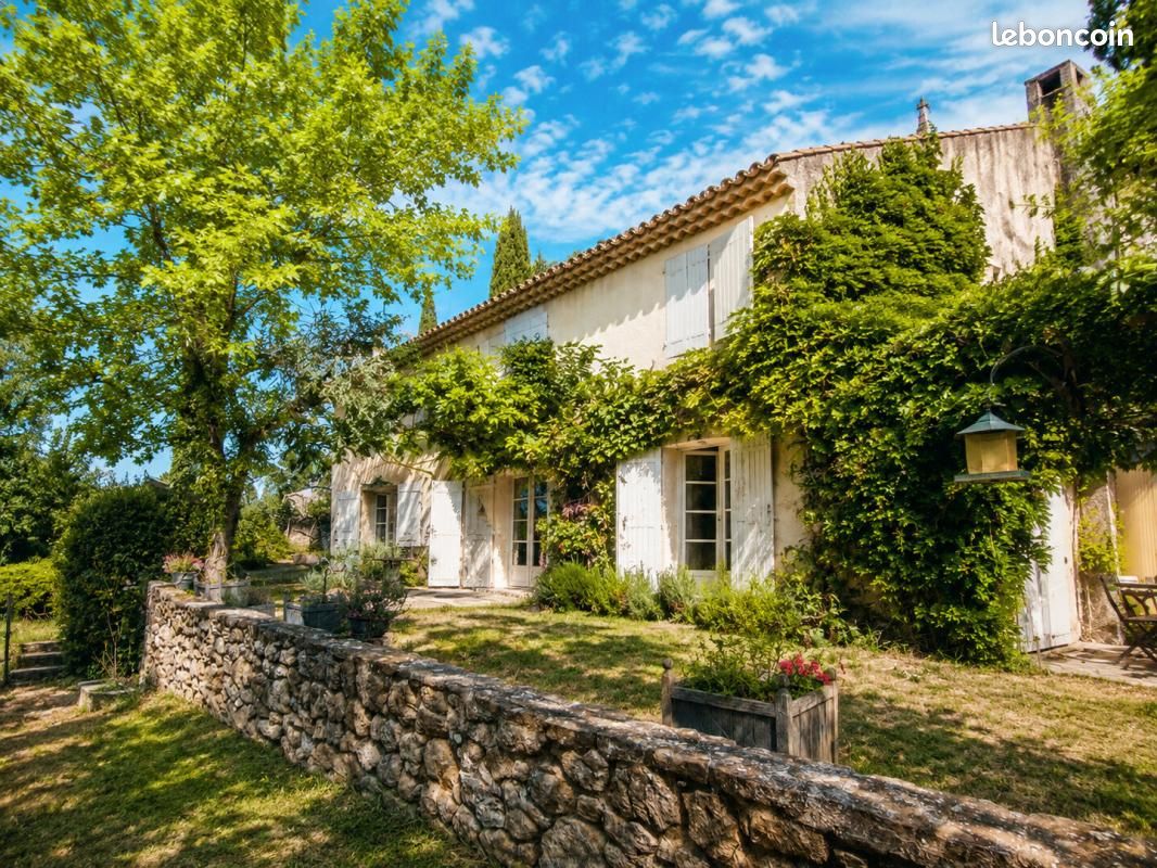 Maison 13 pièces 400 m² · à Vaugines · 400 m² · 980 000 €