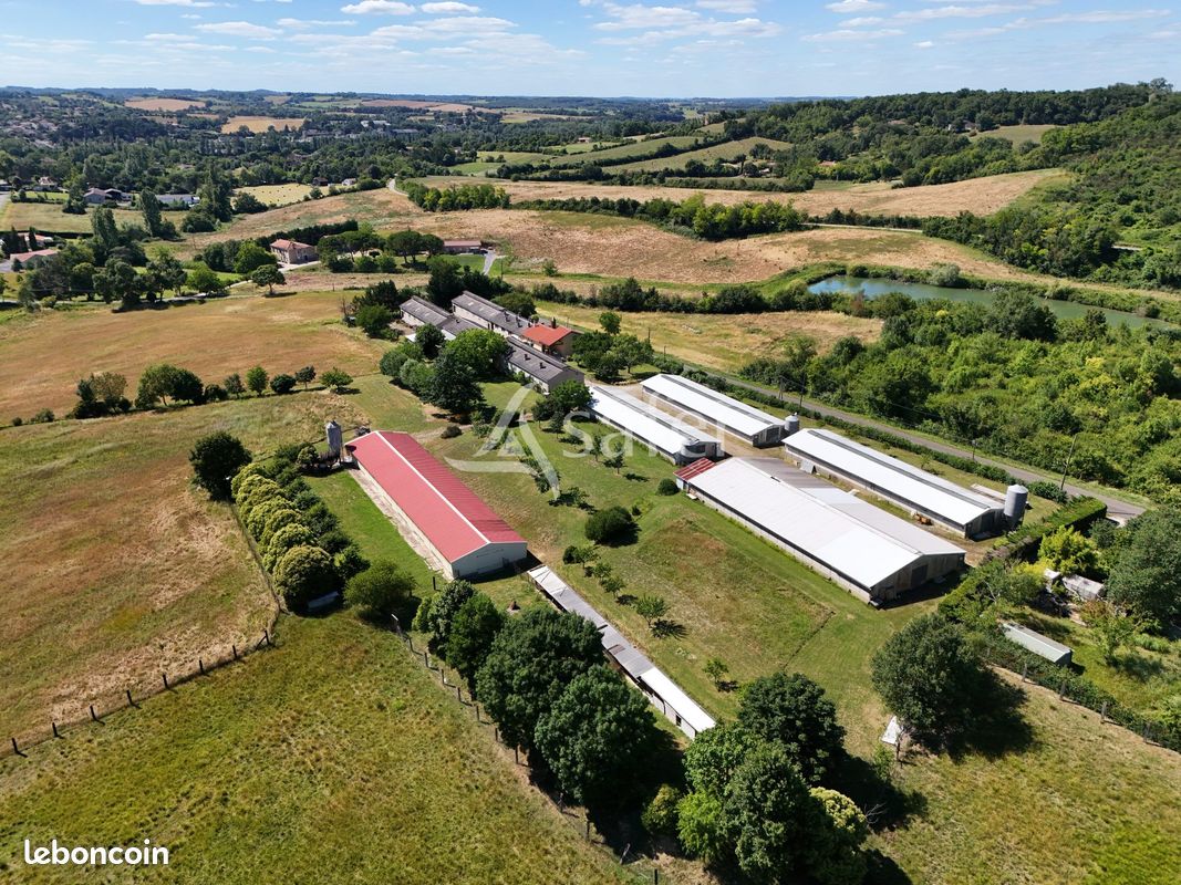 Terrain 76174 m² Vic-Fezensac · 300 000 €