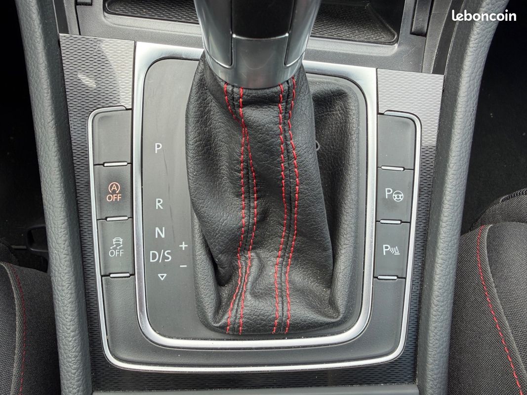 VOLKSWAGEN GOLF 7 GTI 2.0 TSI 220ch DSG6 - Sièges Chauffants / Carnet d'entretien - (image 25)