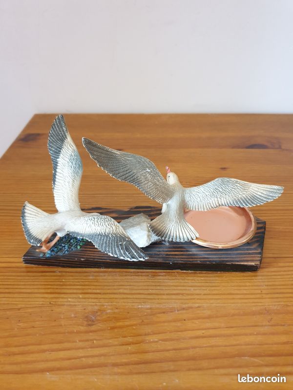 Sculpture décorative figurant deux mouettes en résine sur une base de bois brûlé avec coupelle en laiton 10x20 cm (image 3)