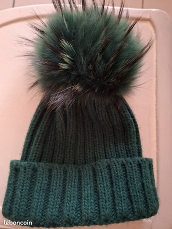 Tuque Chic à pompon en fausse fourrure - Femmes