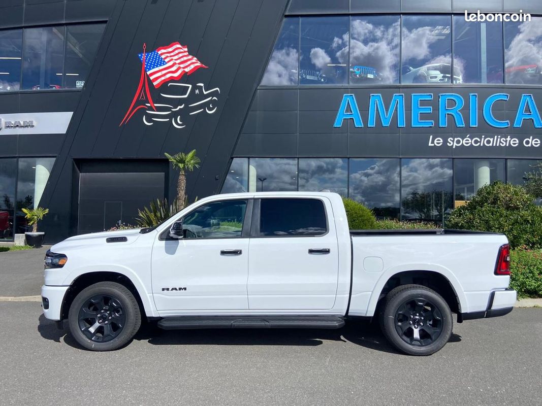 Dodge ram 1500 crew cab bighorn night edition (image 2)