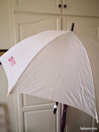 Ensemble de parapluies blancs isolés sur fond blanc collection de