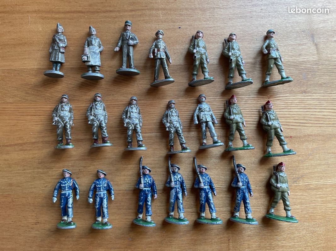 Lot De 21 Soldats De Plomb Plats – Très Anciens, à Restaurer