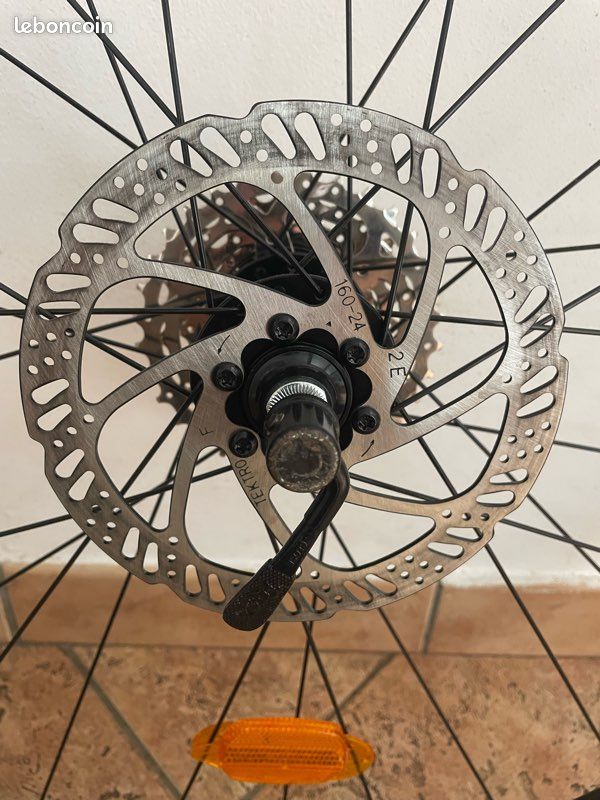 Roue arrière de vélo Triban avec cassette et disque Équipements