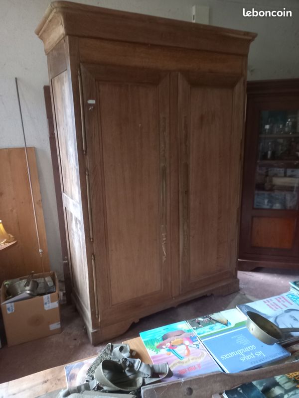 Armoire ancienne de granville avec ses grandes entrees en laiton (image 1)