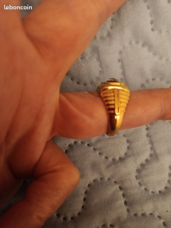 Très jolie bague unisexe neuve métal doré avec cristal au centre (image 2)