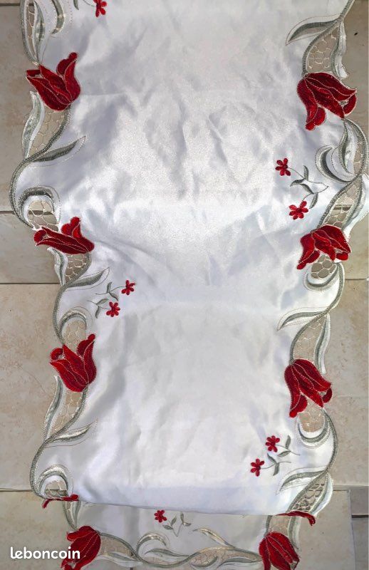 Long chemin de table crème motifs fleurs pourpre brodées (image 2)