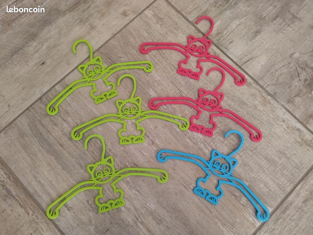 Lot de 6 cintres enfants (image 1)