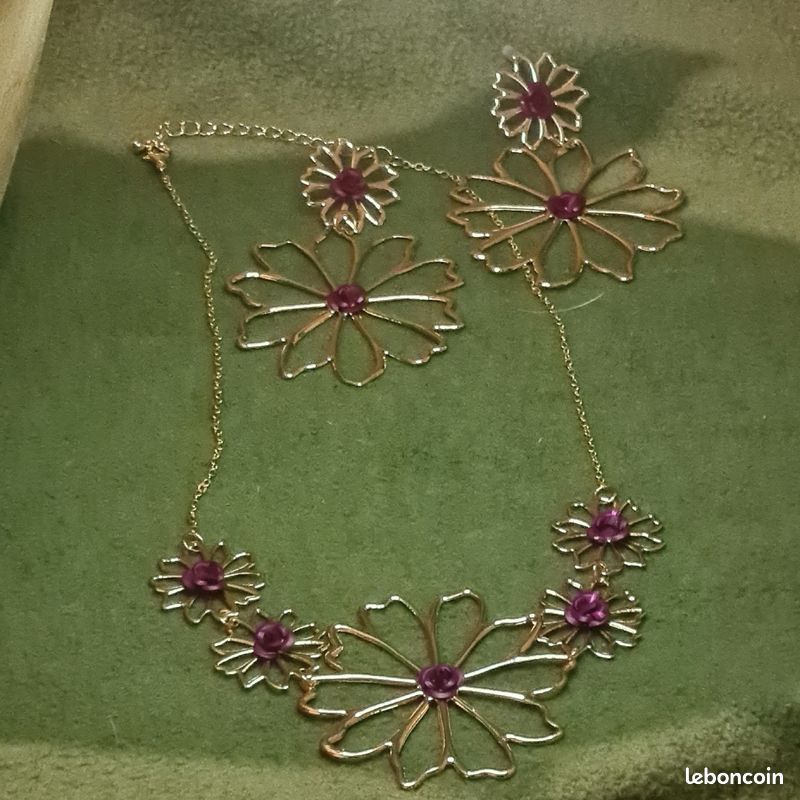 Boucles d'oreilles et collier assorti style florale (image 6)
