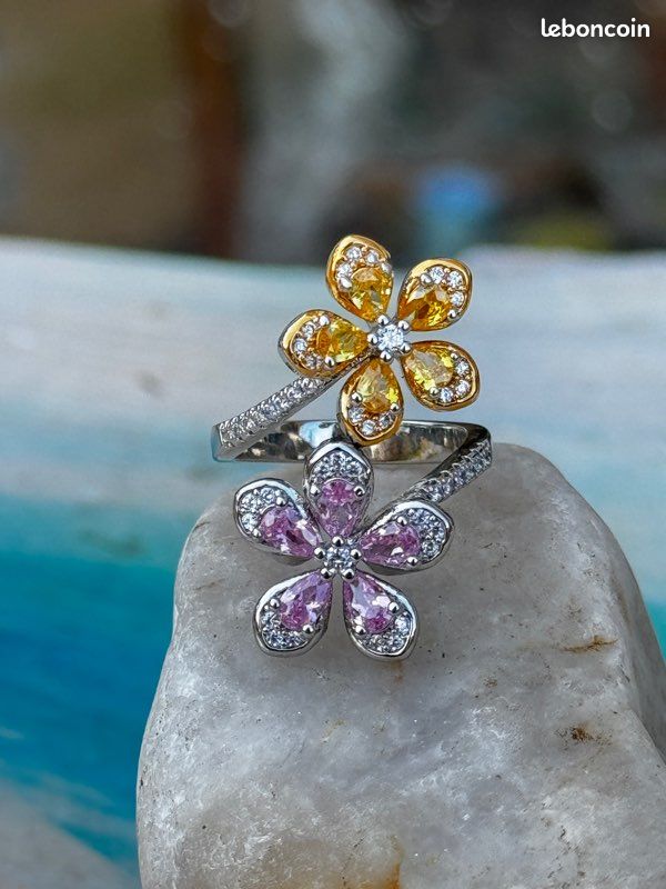 Bague Deux Fleurs Plaquée Or - Taille 57, Incrustée De Brillants, Occasion