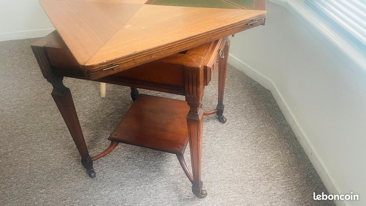 Table d'appoint vintage en bois avec détails sculptés (image 2)