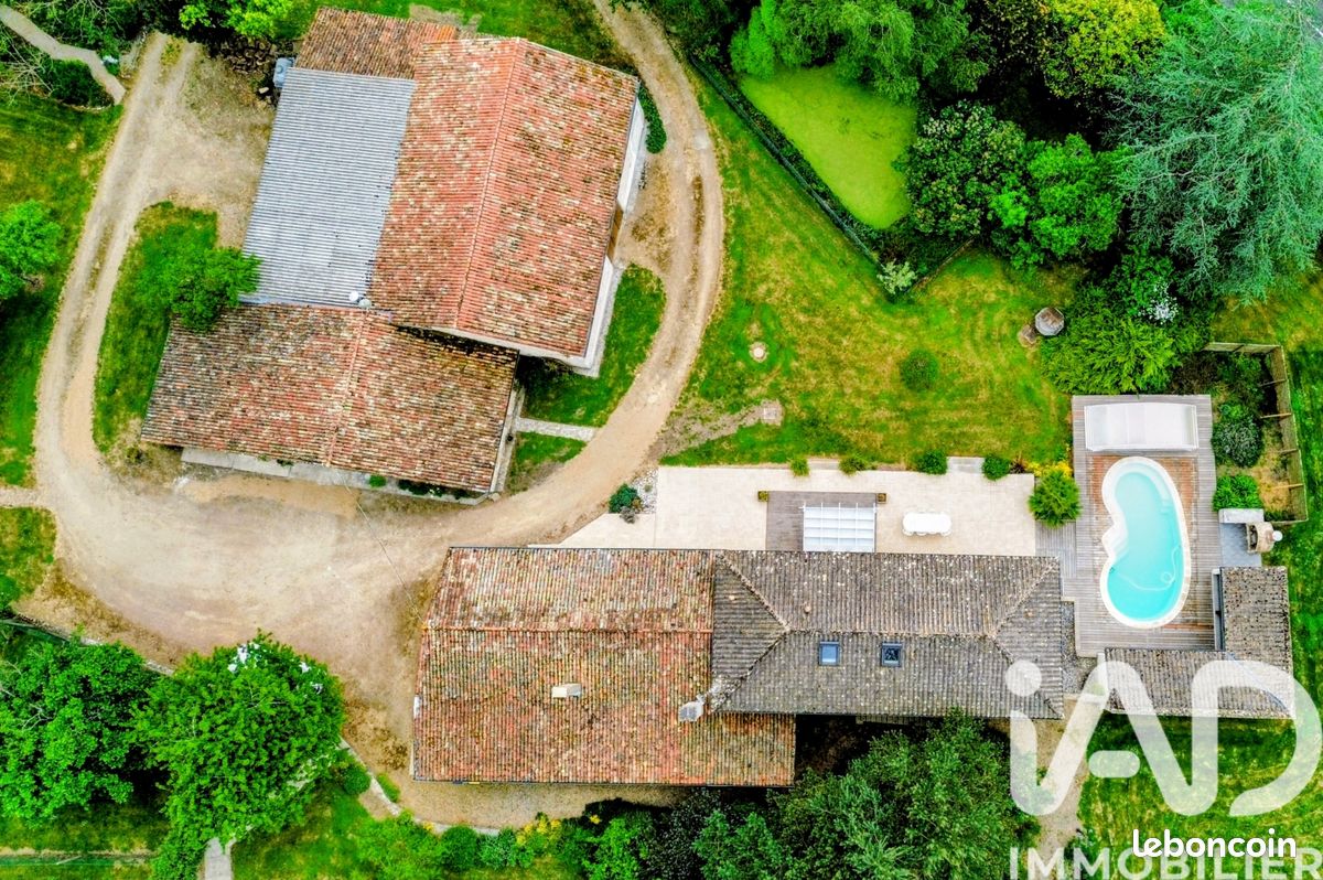 Maison 9 pièces 235 m² · à Queaux · 235 m² · 359 000 €
