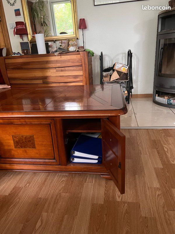 À vendre table basse merisier avec 2 portes possibilité de tourner les plateaux en échiquier avec plateau intégré. Très beau travail. Longueur:1m30- Largeur:0,83m Hauteur:0,43m à chercher sur place (image 3)