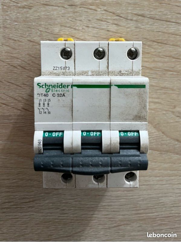 Disjoncteur Legrand 32A 406777 – Vis, C32 (occasion)