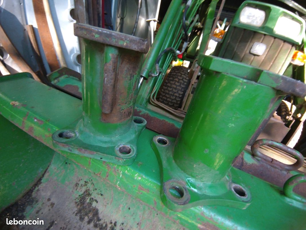 Bâti tracteur John Deere pour chargeur 300X 300CX 400X 400CX référence AW33380 et AW33381 pour micro tracteur série 3000 et 4000 avec cabine (image 1)