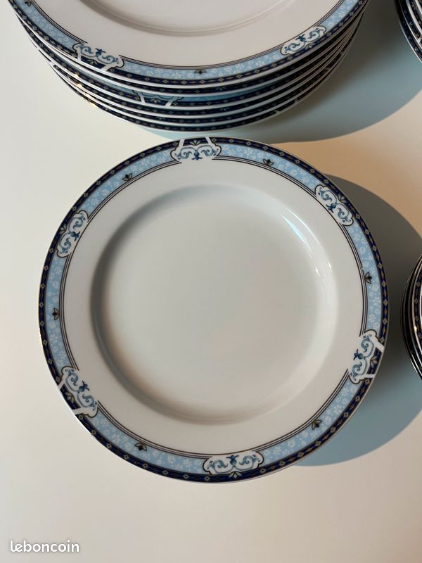 Service de table complet 24 pièces en porcelaine décor bleu (image 4)