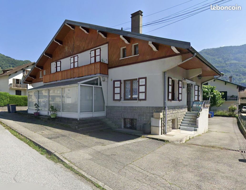 Maison 11 pièces 255 m² · à Ugine · 255 m² · 343 200 €