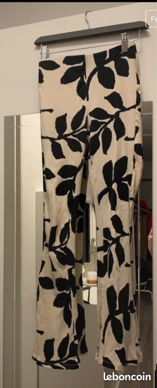 Pantalon imprimé floral noir et blanc (image 1)
