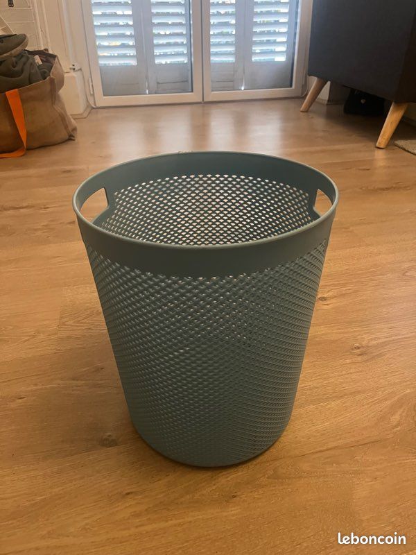 Poubelle plastique (image 1)