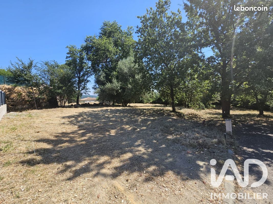 Terrain 600 m² · à Saint-Julien-de-Peyrolas · 600 m² · 79 000 €