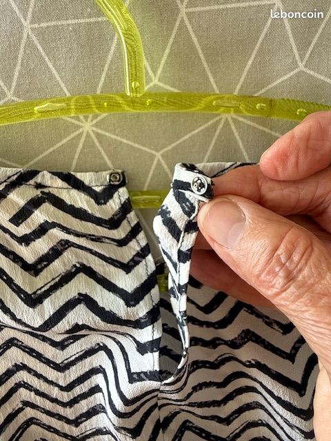 Robe sans manches soie imprimée zig-zags noirs sur fond blanc (image 3)