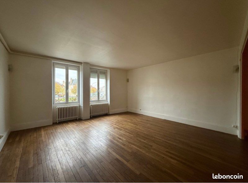 Appartement 5 pièces 125 m² · à Issoudun · 125 m² · 700 €/mois