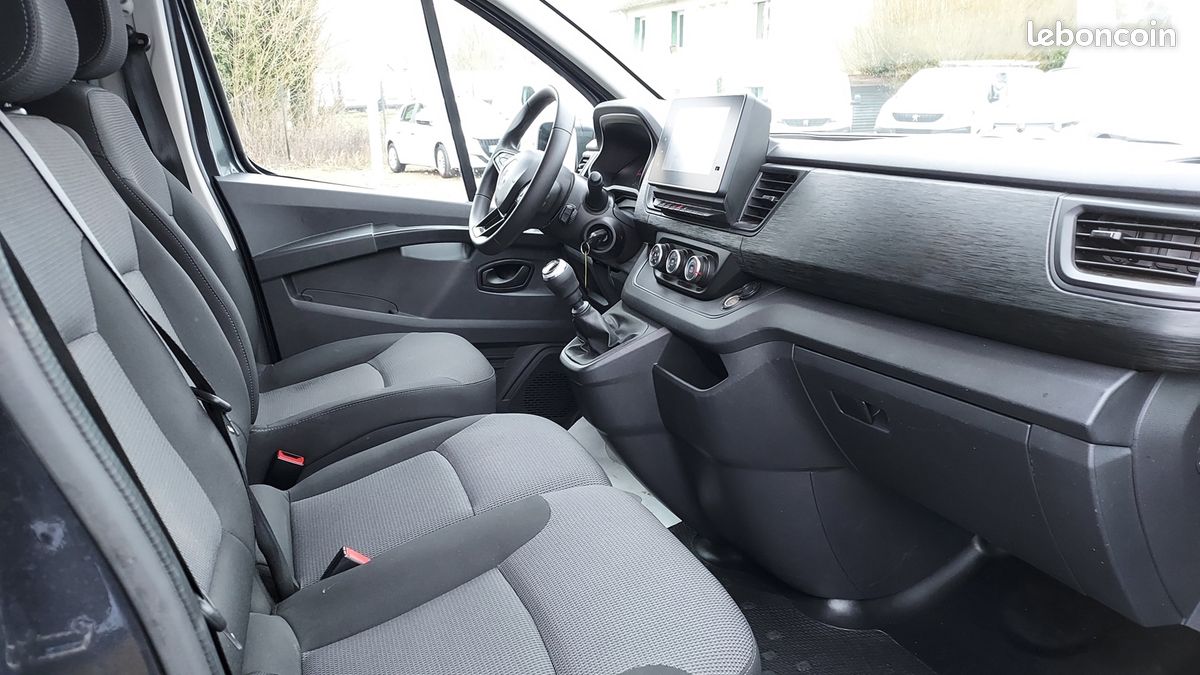 Renault TRAFIC III COMBI GRIS FONCÉ L2 2.0 BLUE DCI 150CH S&S ZEN 9 PLACES (image 2)