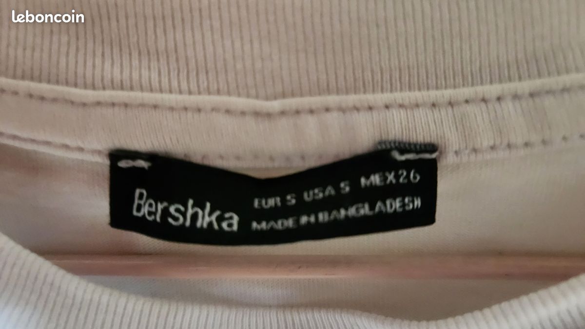 T-shirt blanc avec des papillons violets BERSHKA taille S (image 4)