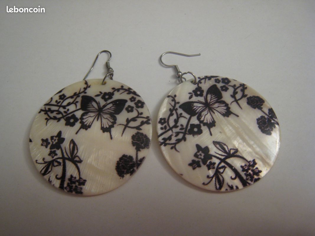 Boucles D'oreilles Pendantes Papillons Multicolores - Faux Diamants Et Alliage - Fermoir Clous - NEUVES Avec étiquettes