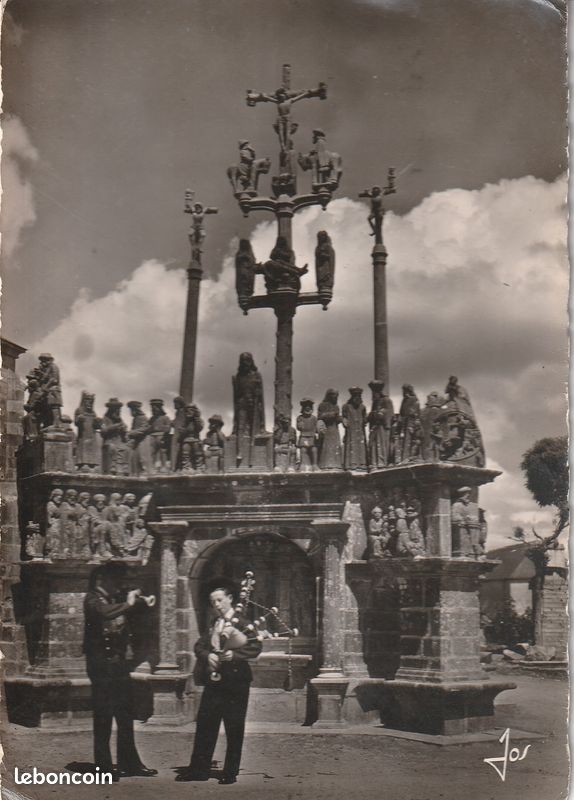 Carte Postale Ancienne Plouguerneau (29) - Église Et Calvaire - Jour De Foire - DND