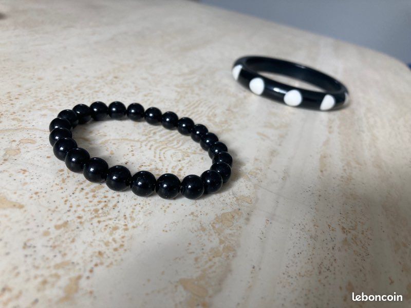 Vend deux bracelets noirs (image 3)