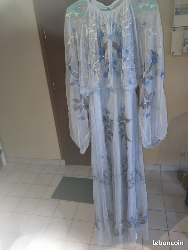Jolie robe bleue en tulle brodé, Taille 40/42, jamais portée, neuve (image 3)