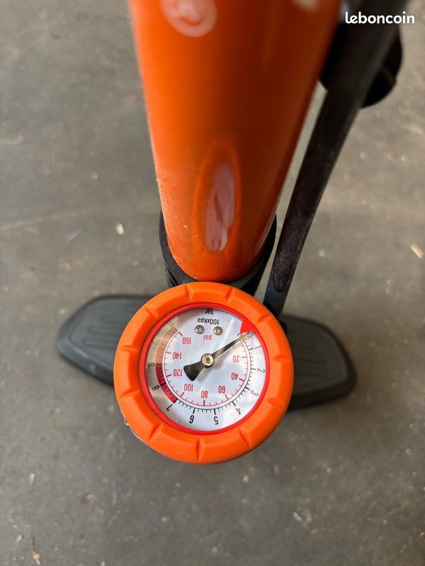 Pompe Gonflage Vélo Moto Manomètre Intégré Pompe à Vélo Optio Cycle - 11 Bar (160 PSI), Manomètre, Compatible Tous Types De Valves Pompe Gonflage Vélo Moto Manomètre Intégré Pompe à Vélo Optio Cycle - 11 Bar (160 PSI), Manomètre, Compatible Tous Types De Valves