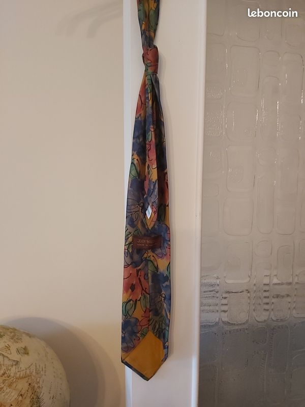 Cravate fond orange et motifs fleurs rouge bleu et feuilles vertes de marque John Wallace fabriquée en Angleterre (image 4)