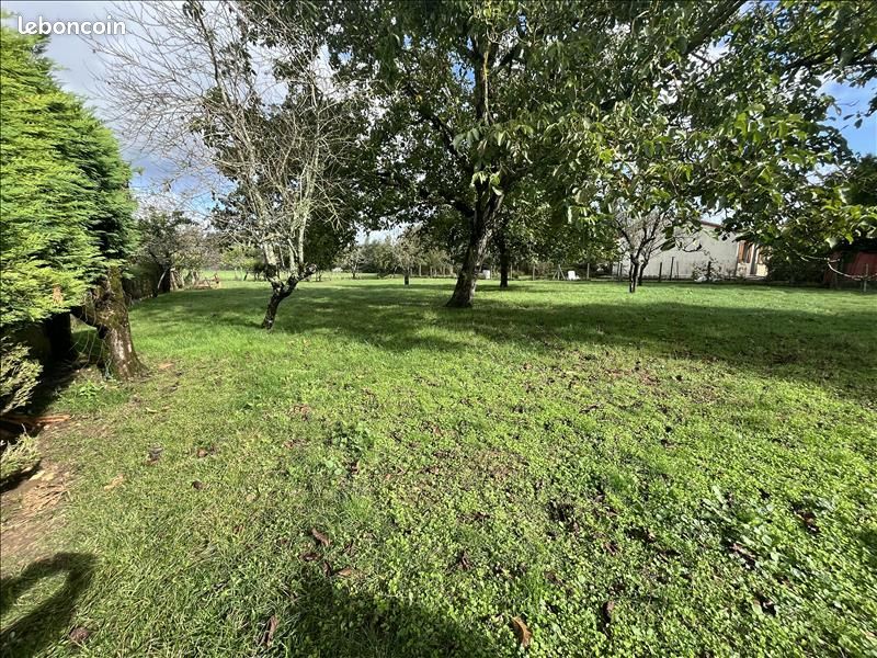 Terrain 1 508 m² La Rochefoucauld En Angoumois · à La Rochefoucauld-en-Angoumois · 45 000 €