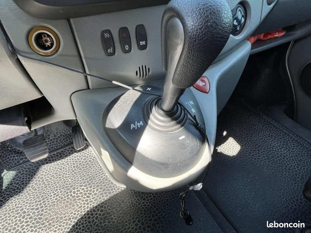 RENAULT TRAFIC Passenger L1H1 2.0 dCi 115 - AMÉNAGÉ OU 8 PLACES - BVA - FULL ENTRETIEN - 2E MAIN (image 11)