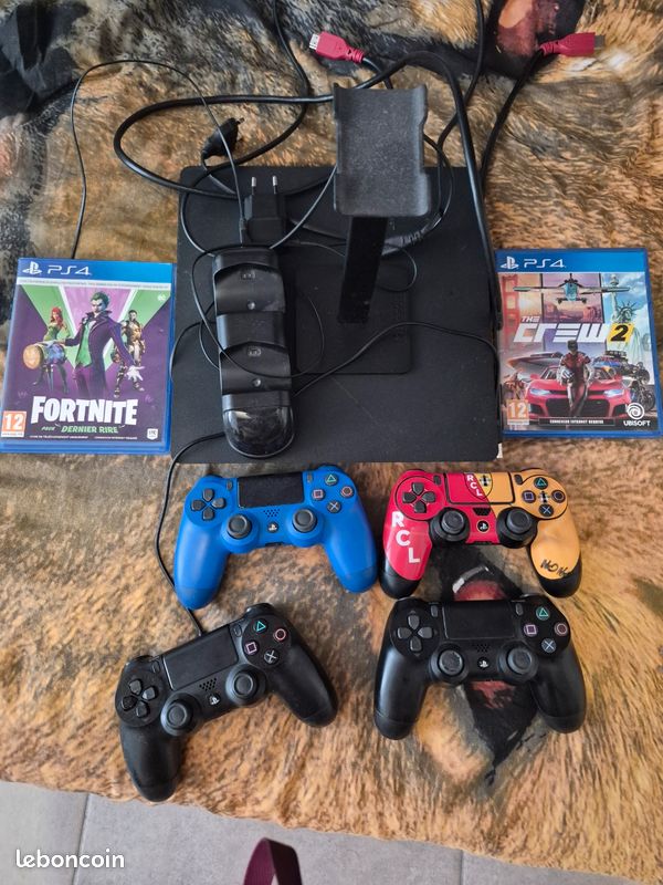 Vends PlayStation 4 avec 4 manettes et le chargeur + le porte casque et 2 jeux le tout en TBE (image 1)