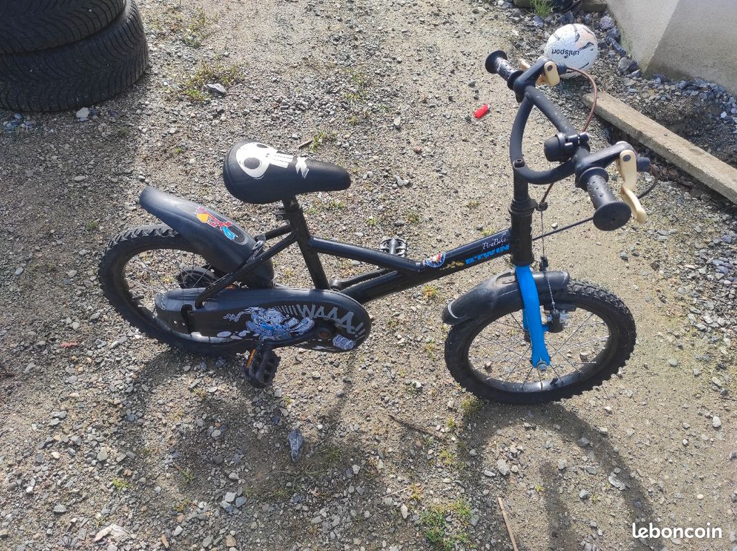Vélo garçon Decathlon Btwin et casque (image 1)