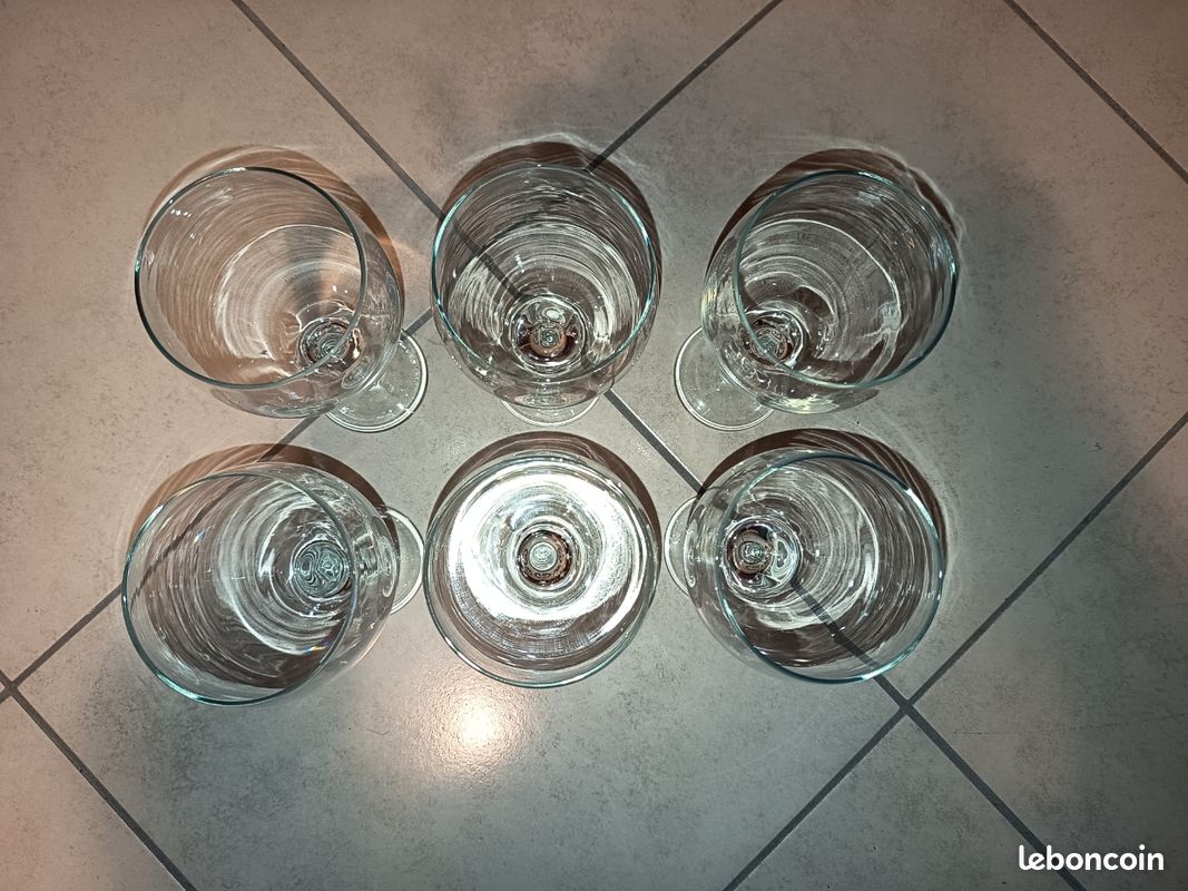 Lot de 6 verres dégustation
En parfait état (ils ont servi une fois ou 2)
Fournis avec leur carton d'emballage.
Remis en main propre (image 2)